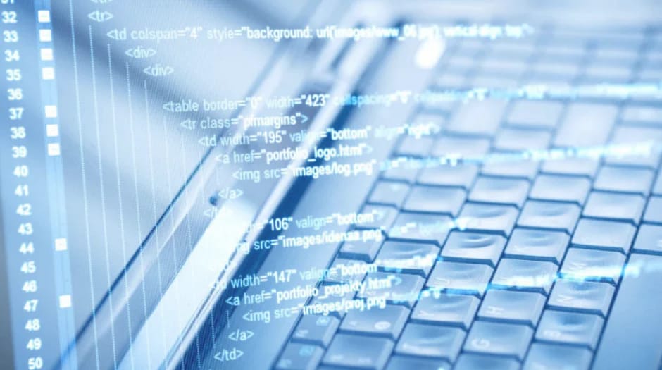 Nahaufnahme einer Laptop-Tastatur, darüber blau eingefärbter HTML-Quelltext